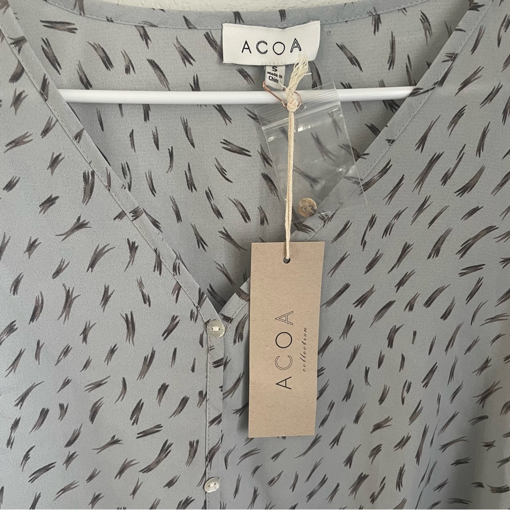ACOA Grey Printed Tie Front Blouse NWT Lightweight 3/4 Sleeve Top Size Small - Picture 3 of 9